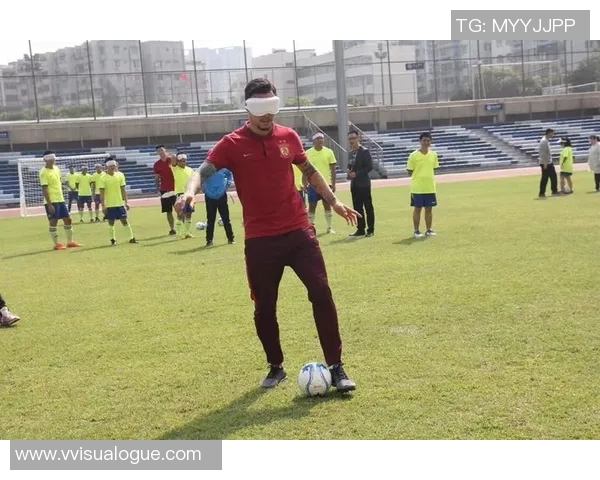 韩国足球明星戴眼罩坚持比赛挑战极限展现坚韧精神